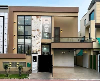 10 Marla Luxury House is Available for Rent in Bahria Town Lahore