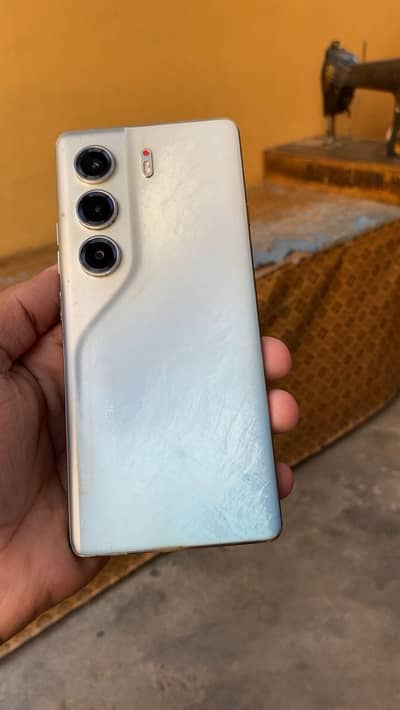 Tecno camon 40 pro  urgent sale 8/256 with warranty
