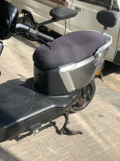 Revoo a12 electric scooty