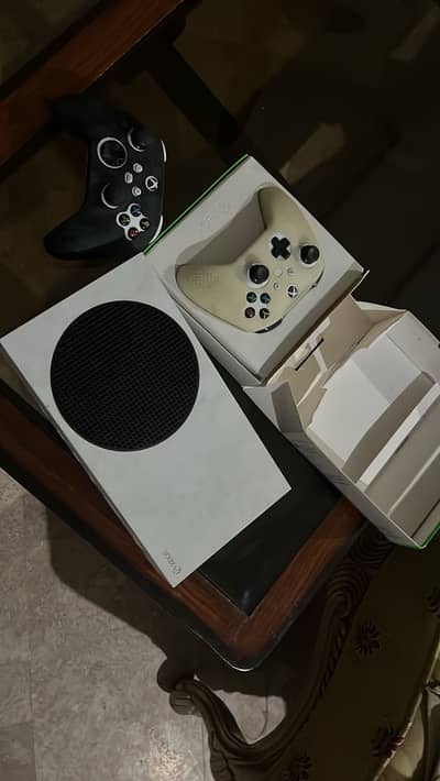Xbox series S 512gb 2 controllers excellent condtion