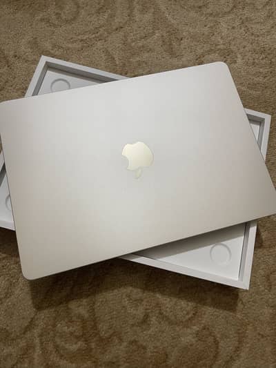 Macbook Air m2 16/256 44 cycle w/ box and charger starlight gold color