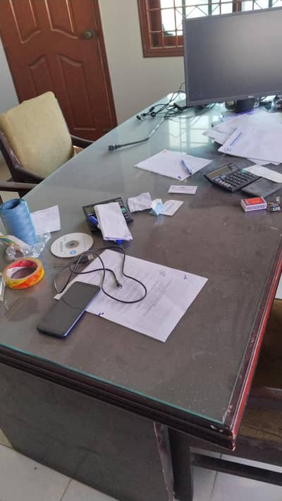 offis table and chairs