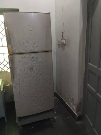 price 35000 Dawlance ki fridge bohot achi