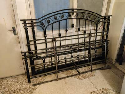 King Size Iron Bed for Sale – Excellent Condition