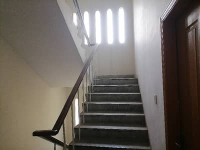 Flat For Grabs In 10 Marla Lahore