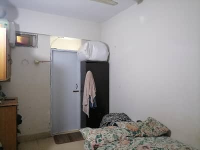 Flat For Grabs In 10 Marla Lahore