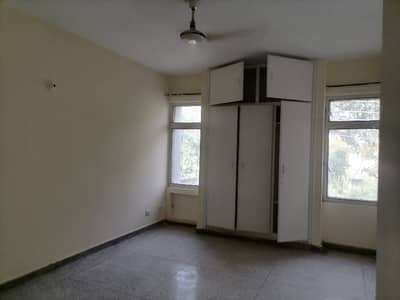 10 Marla Flat In Askari 5 For rent