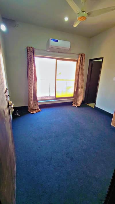 independent room available for rent ( without comission)