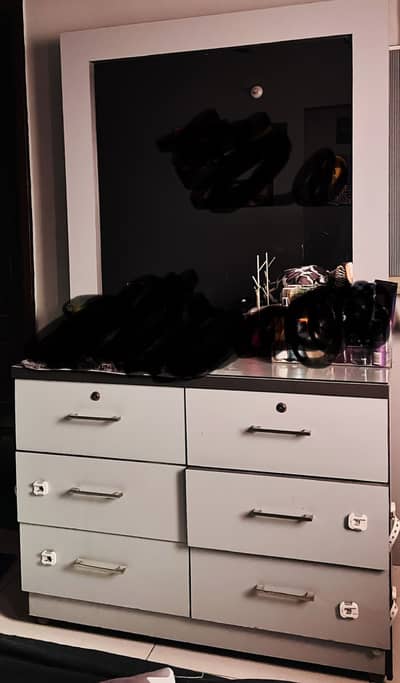 Dressing table with attach full size mirror