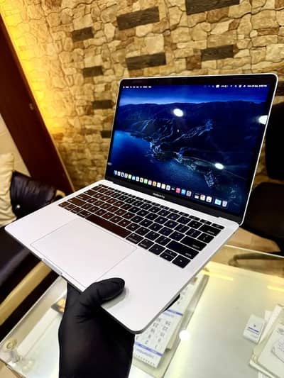 Macbook Pro 2017 13 inches with 4k Resolution Apple MacBook pro