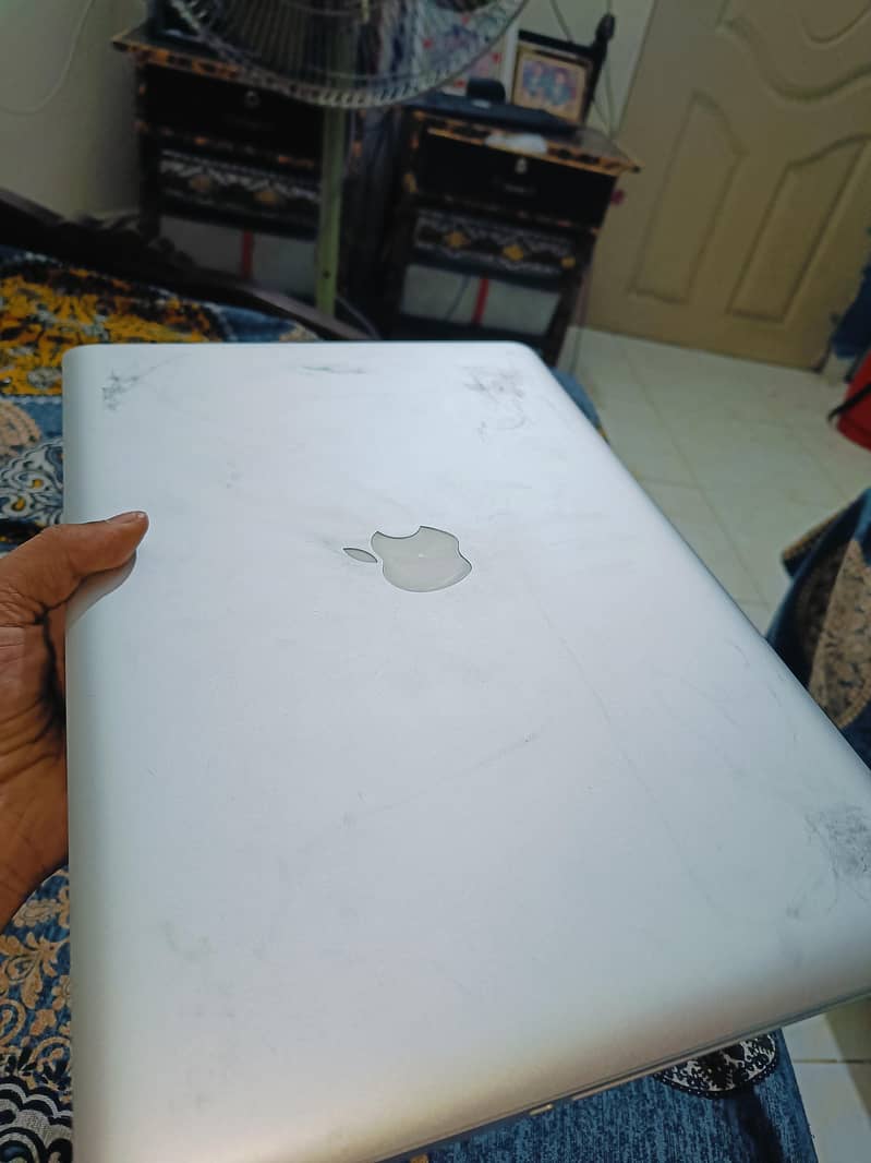 MacBook pro 2011 model 1