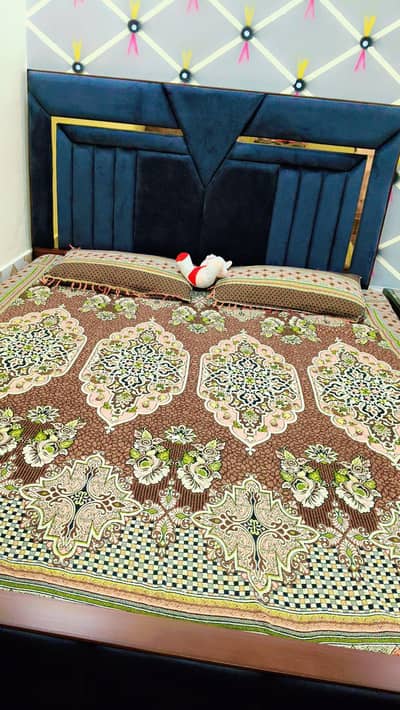 queen bed with 1 side table