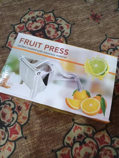 bht Achi condition MN ha table and chairs or 1 hai fruit press machion