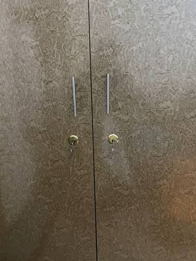 I'm selling a wardrobe (Almari)