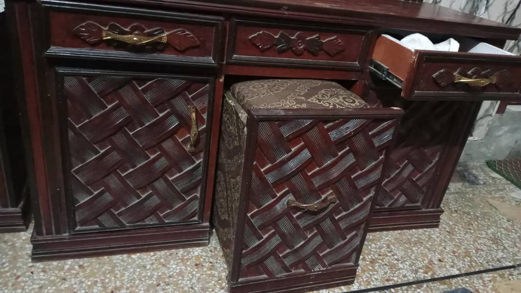 bed and dressing table 6