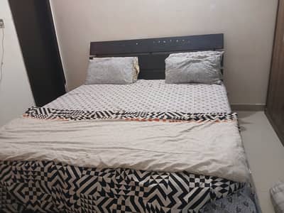 Pure shesham kingbed with 2 new sidetables without mattress