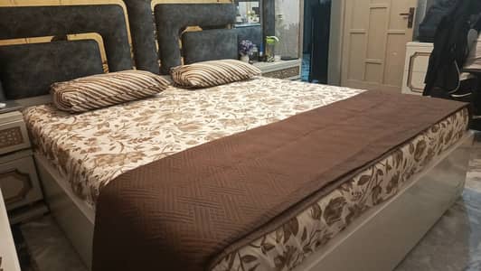 Selling Whole Bedset with accessories.