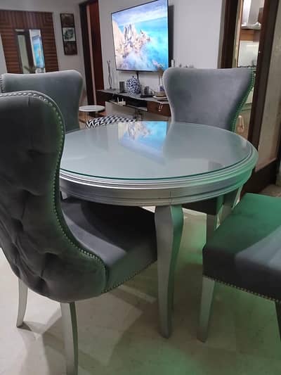 4 chairs with round table classic look