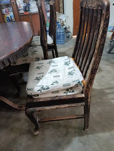 Urgent - Dinning table with 6 Chairs