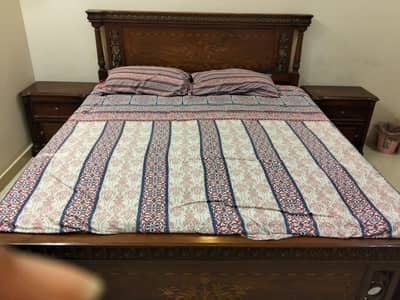 bed set includes mattress and mirror drawers set