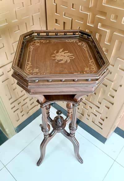 antique Vantage table