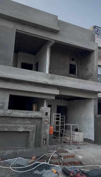 5.66 MARLA 60 FIT ROAD SOLID GRAY STRUCTURE HOUSE AVAILABLE FOR SALE