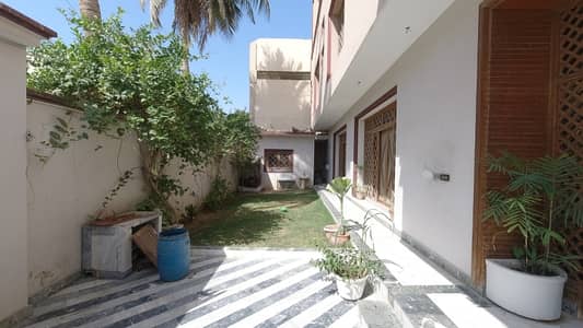 600 Yards Corner Bungalow For Sale ( Chance deal )