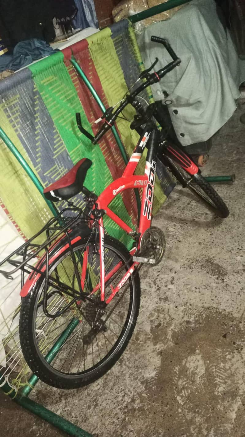 گیروں والی سائیکل سات کیئر ہیں اس کے چار گراریاں ہیں اور ٹائر بھی اچھے 2