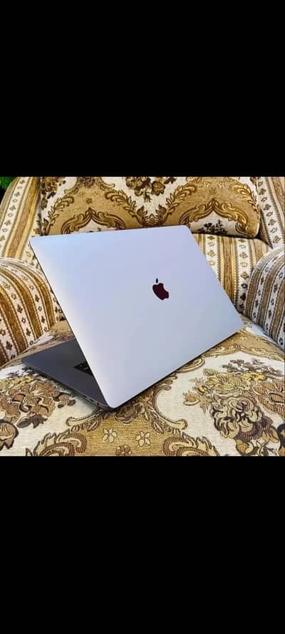 10/10 Macbook pro 2018 15 inch with charger