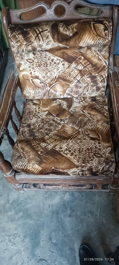 6 seater sofa good condition 6 7 months used