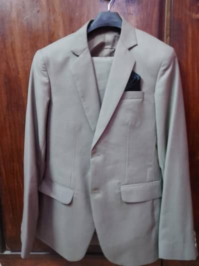 beige color, 2 piece pent court . .