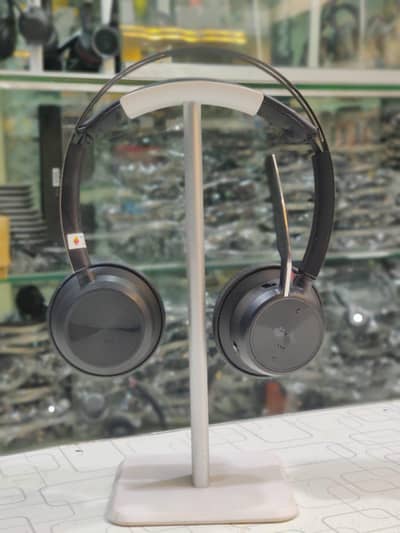 Plantronics Voyager Focus 2 with pouch excellent condition With Warnty