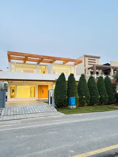 1 Kanal Facing Park Luxury House Are Available