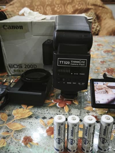Canon 200d +2 lens+ flash