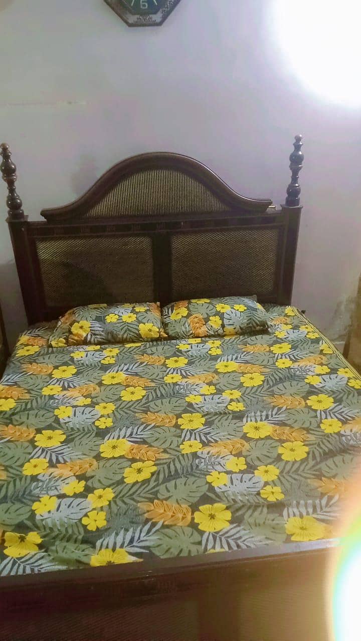 bed without metress + dressing table 1
