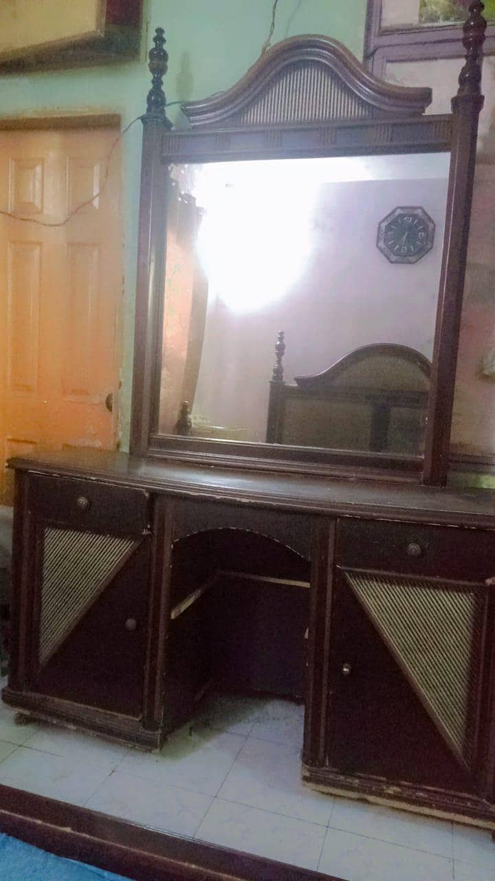 bed without metress + dressing table 2