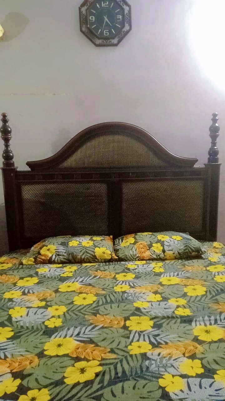 bed without metress + dressing table 3