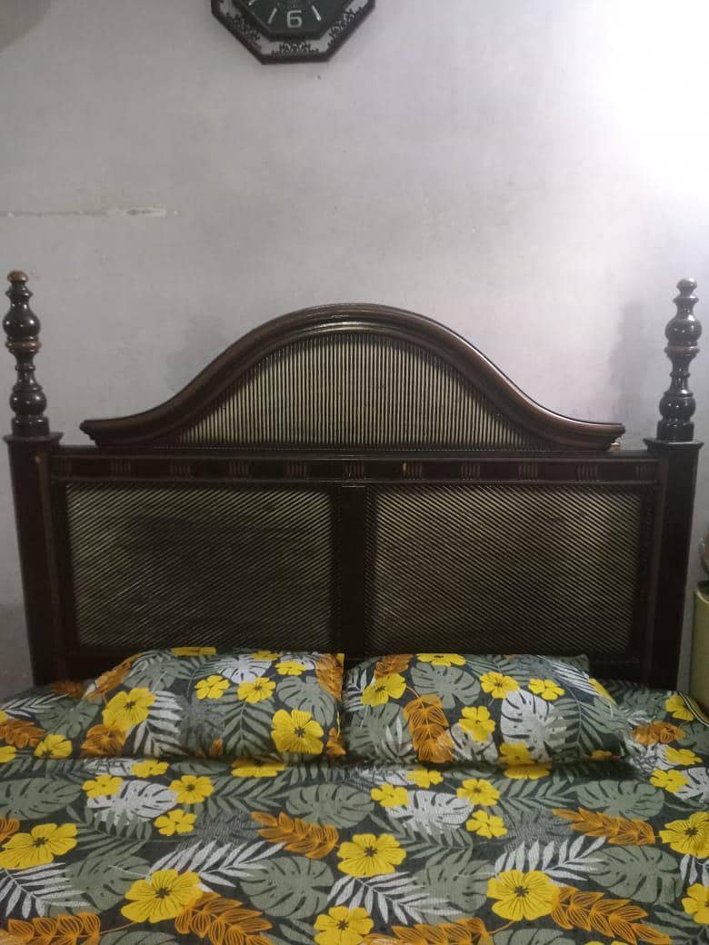 bed without metress + dressing table 5