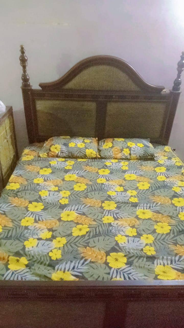 bed without metress + dressing table 7