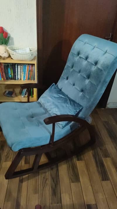 semi rocking chair like brand new 10/10. fixed price. DHA