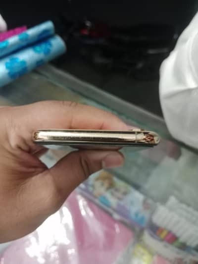 Iphone XS Gold Colour