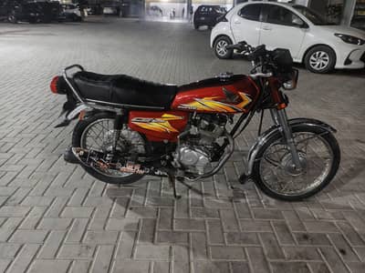 2021 model honda 125 in 10/10 condition price is final