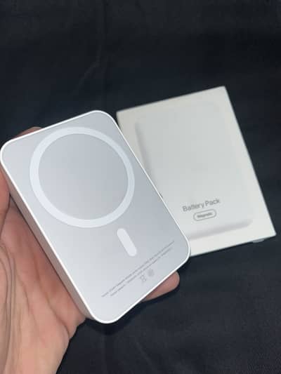 10,000 mAH Magnetic Wireless Power Bank - Lightning Input Port -