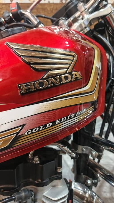 Honda 125.2026. special edition gold only 20 km use