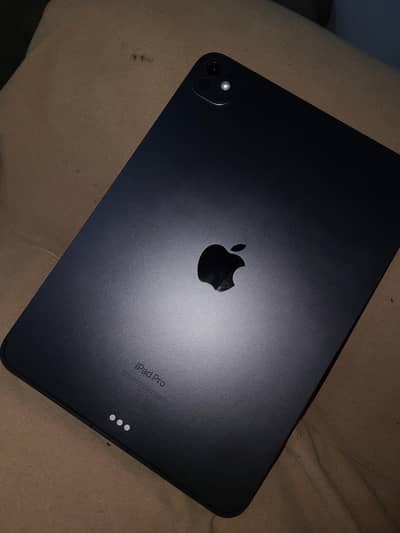 ipad m4 11 inch . . 03.04.46.8. 2.6. 4.4 . . whtsapp rabta krna bs