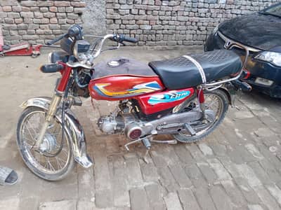 70 2011 model 12 ka number laga hua hai Gujranwala ka number hai jis
