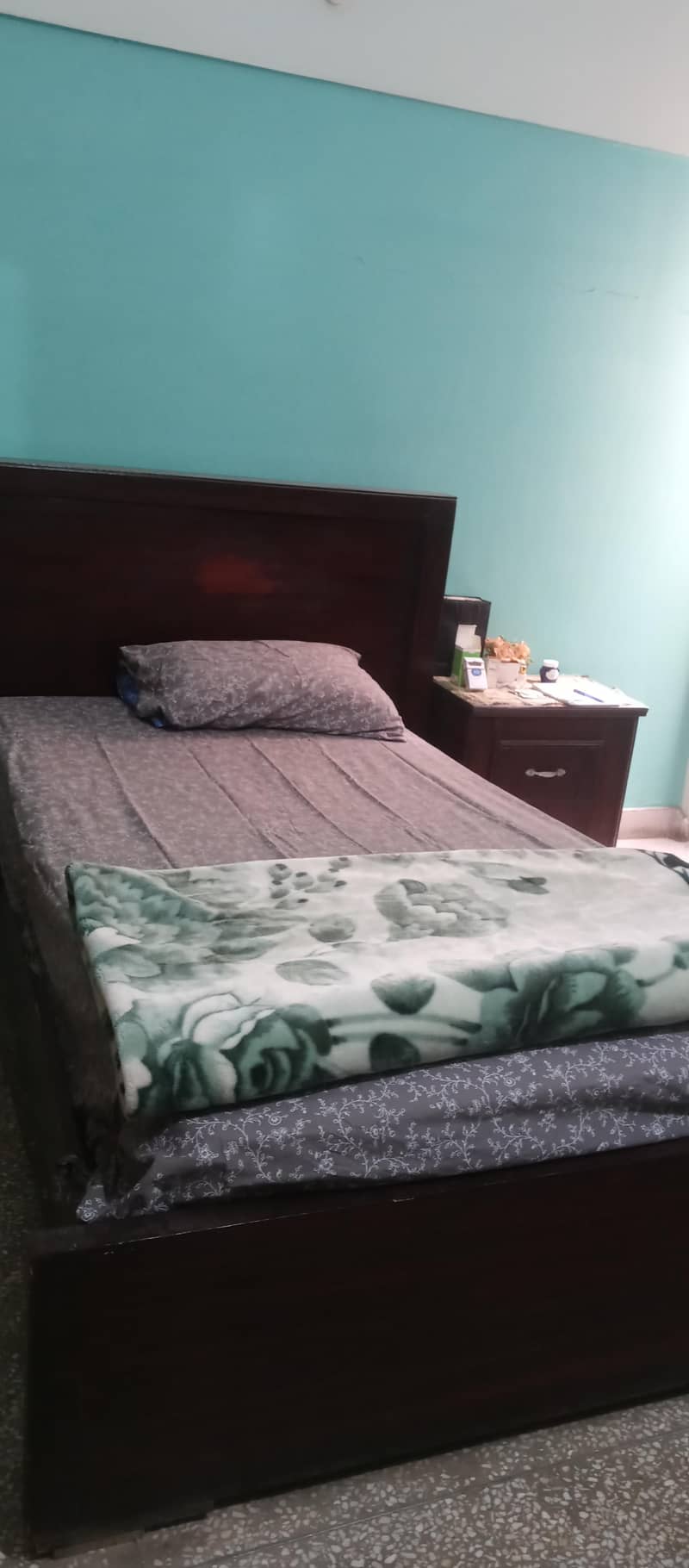 2 single bed with side table 0