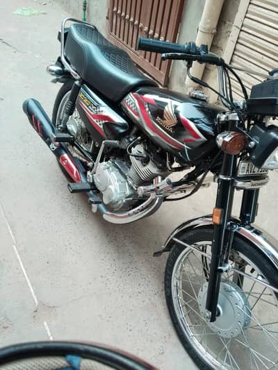 Honda 125 black colour totally jenion