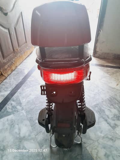 Electric scooty with  padel or 2 key  and charge