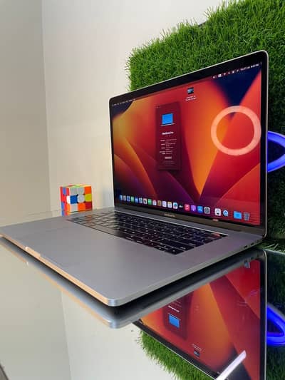 Apple MacBook pro 2017 15 inch core i7 1 tb ssd 16 gb ram